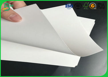 พื้นผิวเรียบเนียน 200 - 450g กระดาษเคลือบเงางาช้าง C1S พร้อมใบรับรอง FSC สำหรับบัตรนามบัตร Makng