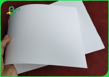 120GSM 150GSM ผ้าไหมเคลือบกระดาษด้านขาวความสูงไม่จ้าสำหรับการ์ด