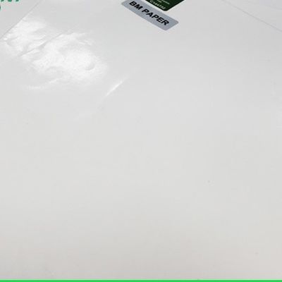 350gr กระดาษสีขาวเคลือบม้วนพลาสติก 20gr สำหรับกล่องอาหารกว้าง 100 ซม. 70 ซม