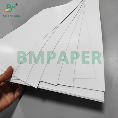 300 กรัม 320 กรัม C2S กระดาษแกนสีฟ้าดํา สําหรับการเล่นเกมการ์ด 71 x 95 ซม.