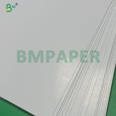 กระดาษไพ่เกมส์ 330 กรัม เนื้อดํากระจ่างกระจ่างสองด้าน สําหรับการแข่งขันโป๊กเกอร์มืออาชีพ